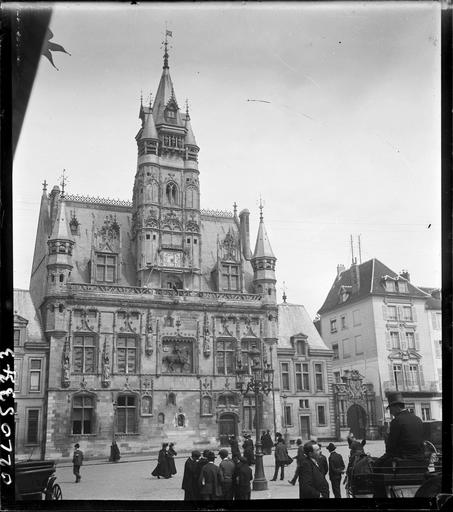 Façade et beffroi sur une rue animée