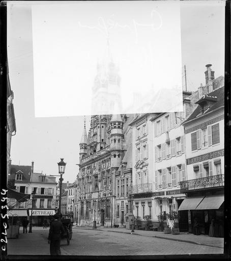 Façade et beffroi sur rue vus en perspective