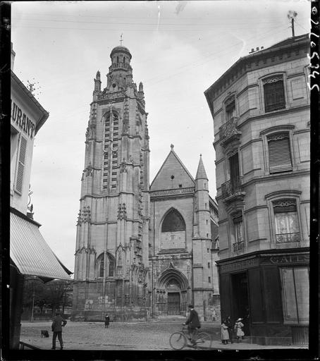 Clocher sur rue, enfants et cycliste