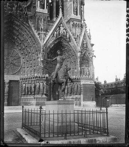 Statue équestre devant le portail occidental de gauche