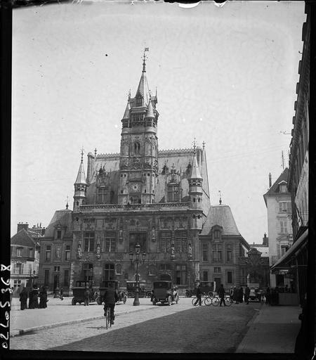 Façade et beffroi sur une rue animée