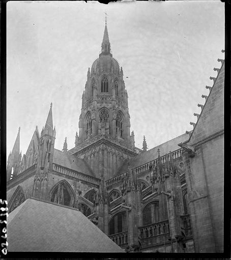 Tour et façade latérale