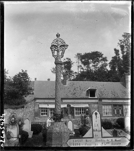 Ensemble dans le cimetière, maison à l'arrière-plan