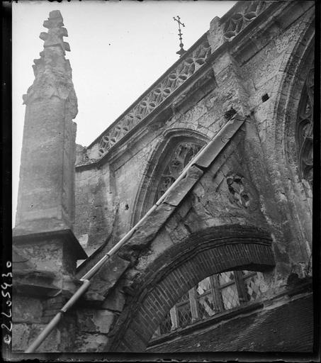 Détail de façade, partie supérieure, pinacle et arc-boutant