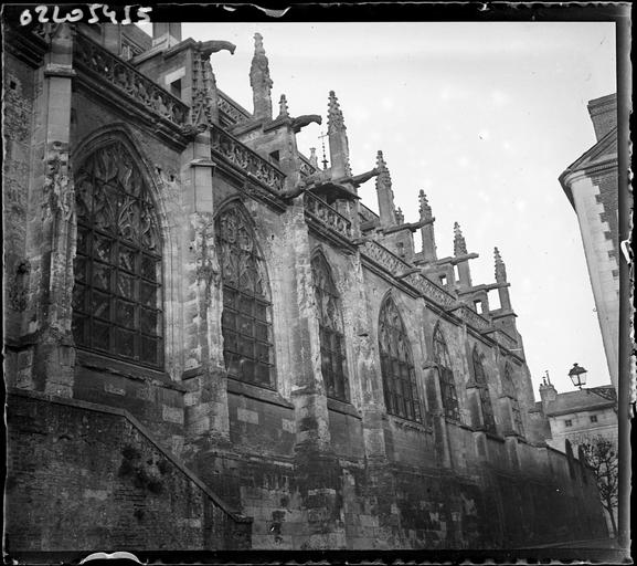 Façade latérale, pinacles et fenestrage