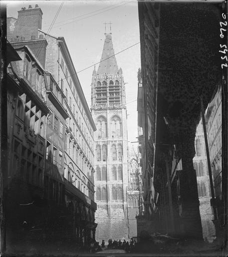 Clocher depuis une ruelle