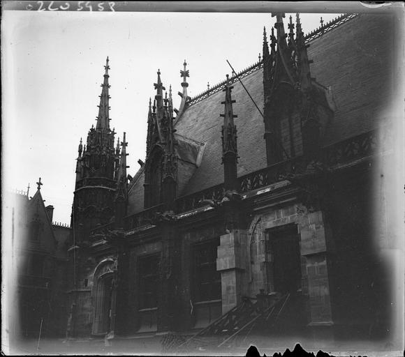 Façade latérale, partie supérieure, pinacles