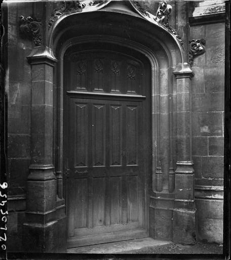 Porte à gâble sur cour intérieure