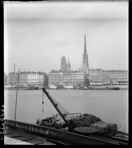 Bords de Seine : péniche, immeubles, flèches de la cathédrale