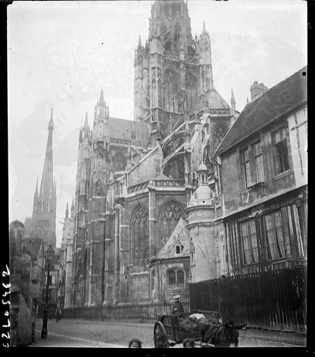 Abside sur rue, clocher