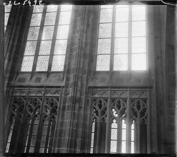 Eglise abbatiale, intérieur : partie supérieure de la pile, vitraux