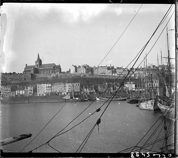 Vue de la ville prise du port