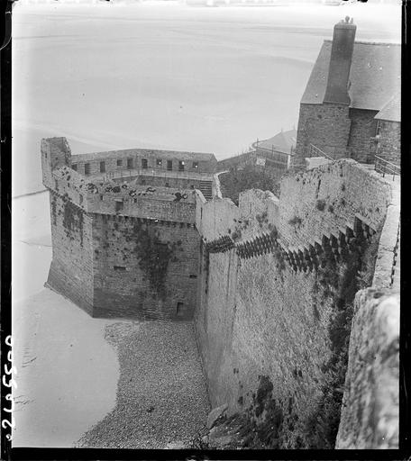 Vue plongeante sur les remparts