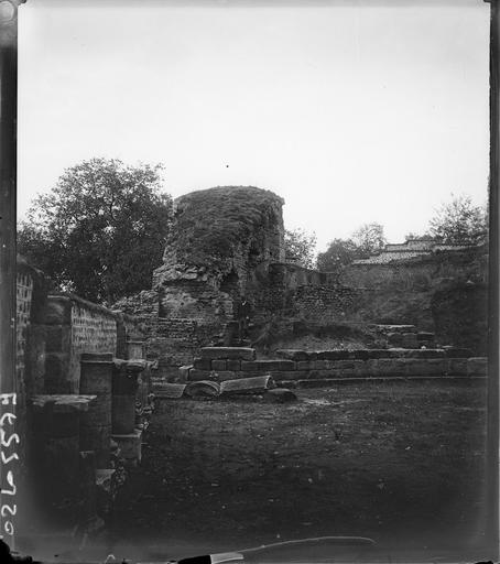 Amphithéâtre : tour et restes des gradins