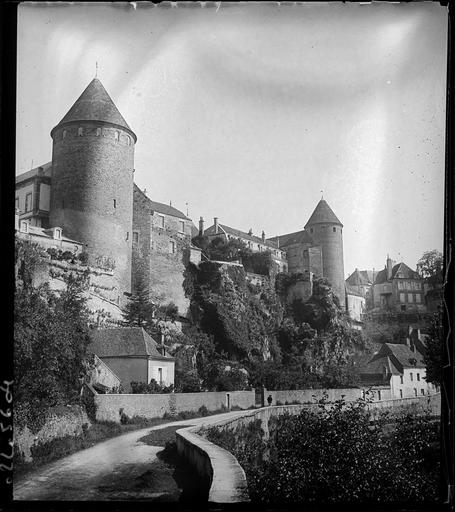 Tours du château et maisons environnantes