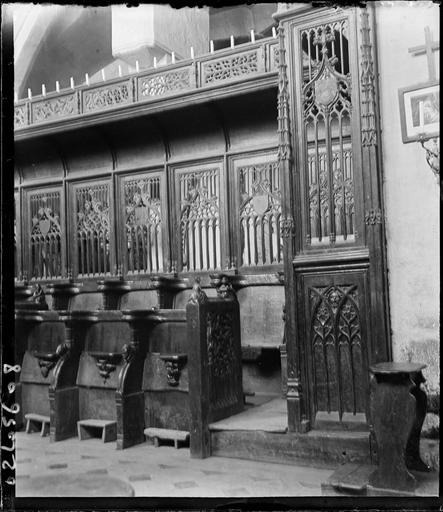 Intérieur : les stalles et la clôture du choeur