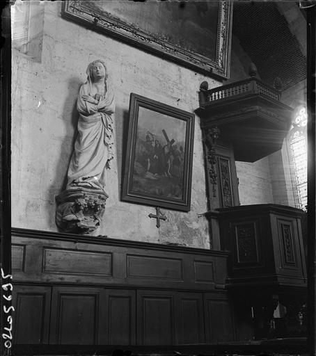 Intérieur : statue de l'Annonciation et la chaire