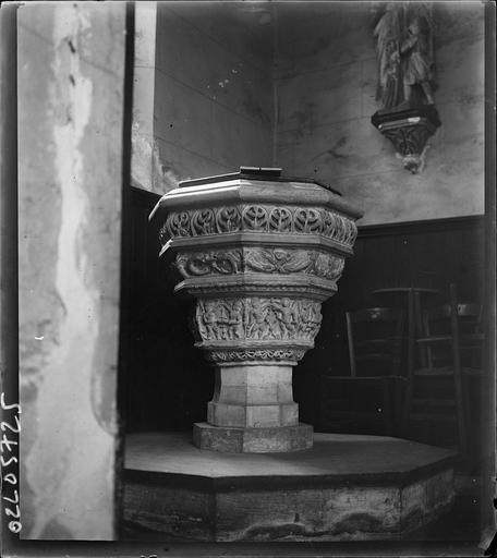 Intérieur : fonts baptismaux