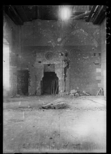 Salle en cours de restauration, cheminée