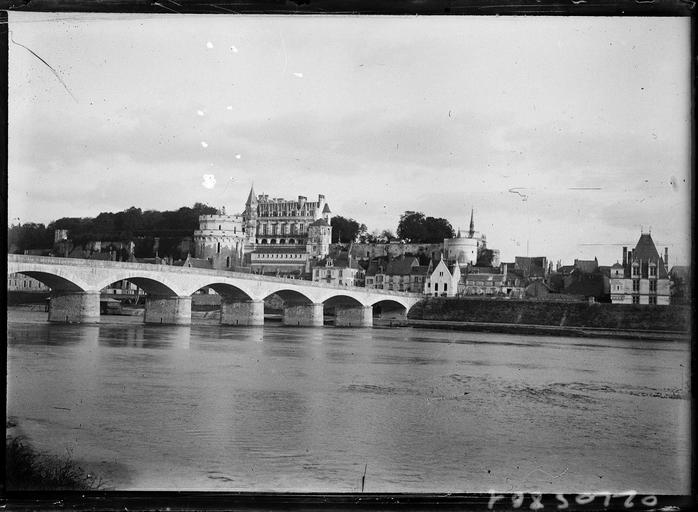 Ensemble nord et un pont sur la Loire au premier plan