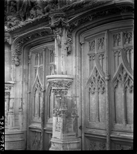 Chapelle Saint-Hubert : portail, trumeau et vantaux sculptés