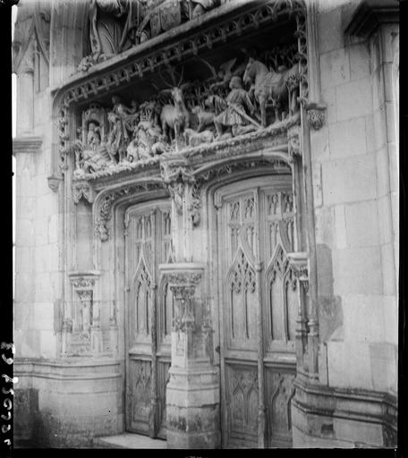 Chapelle Saint-Hubert : portail au linteau sculpté