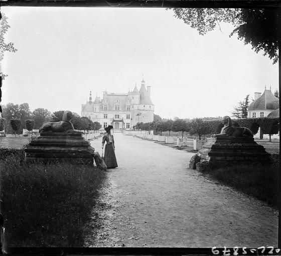 Allée d'honneur vers l'entrée, sphinx et femme