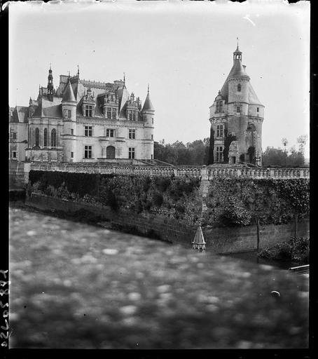 Ensemble nord et donjon, douves