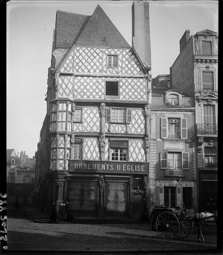 Façade sur rue, boutique « Ornements d'église »