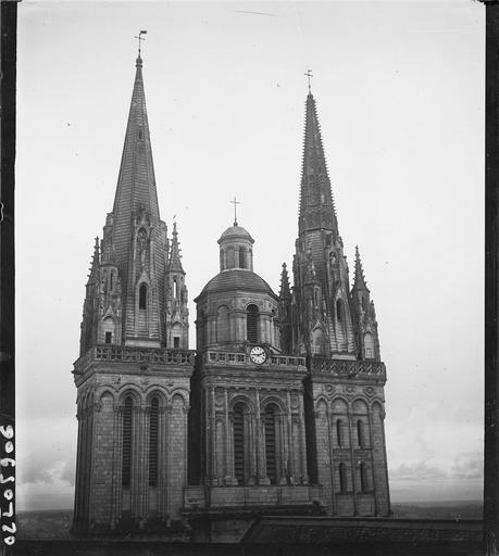 Façade ouest, partie supérieure des flèches