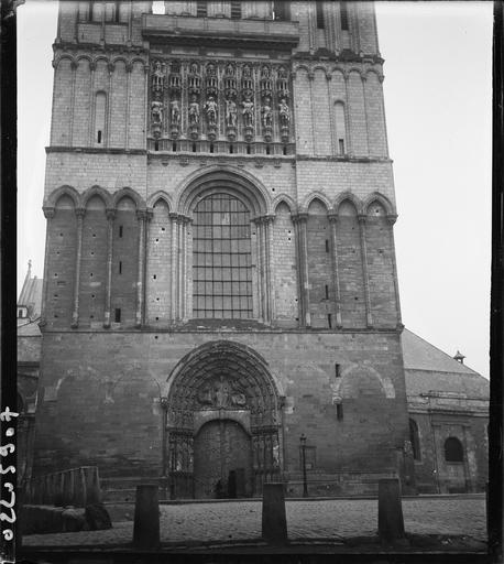 Façade ouest, partie inférieure, portail