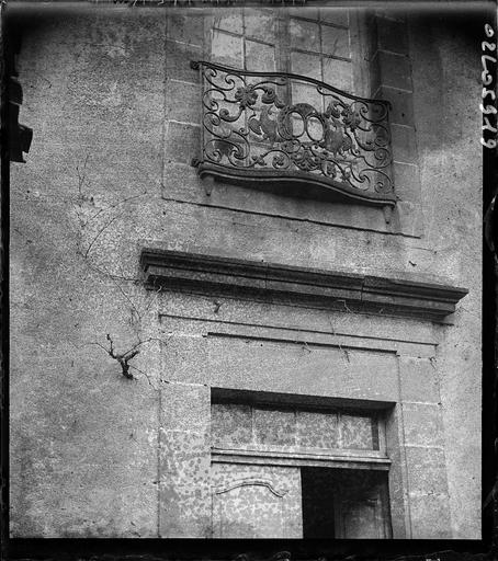 Façade principale : haut de porte et balcon