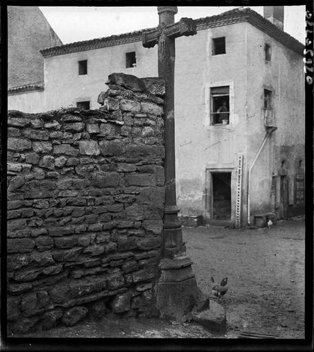 Ensemble près d'un mur et maison