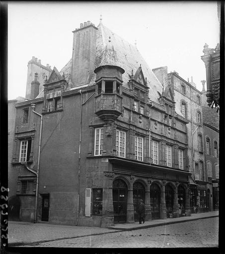 Façades sur rue, oriel en encorbellement