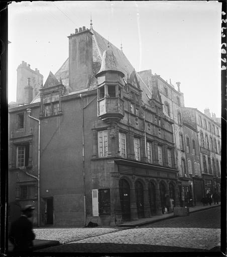 Façades sur rue, oriel en encorbellement