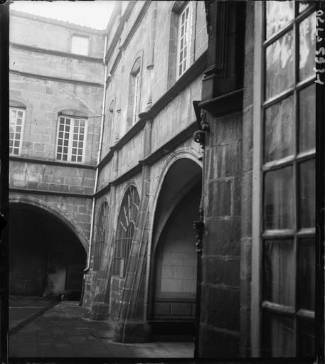 Cour intérieure : porches et fenestrage