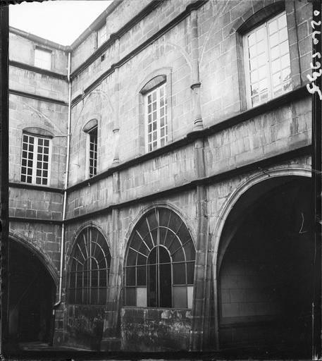 Cour intérieure : porche et fenestrage