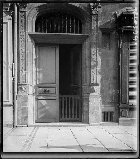 Porte d'entrée sur rue