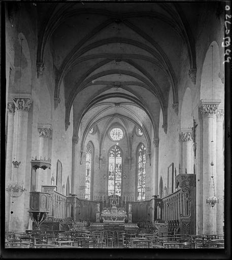 Intérieur : la nef vers le choeur