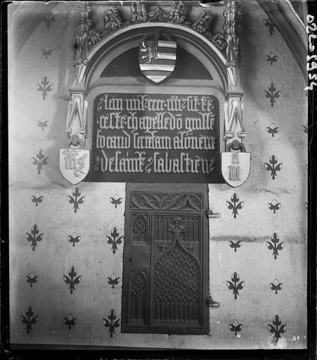 Intérieur : inscription et blason