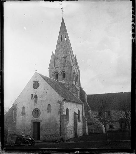 Ensemble sur une place, automobile