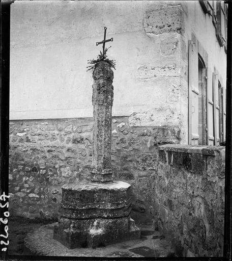 Croix devant une façade de maison