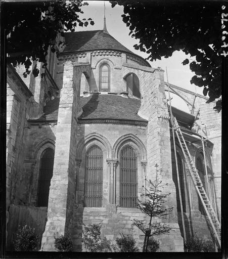 Abside, échelle sur les contreforts