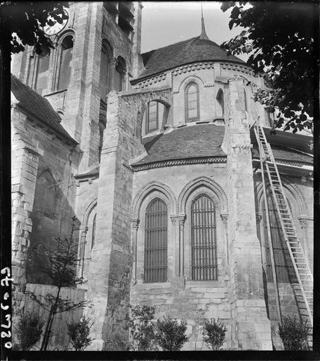 Abside, échelle sur les contreforts