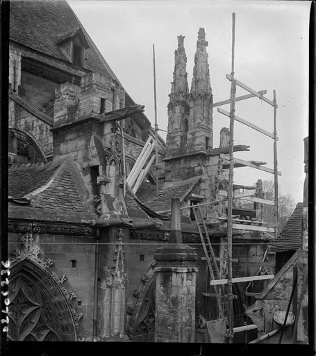 Façade, détail en cours de restauration