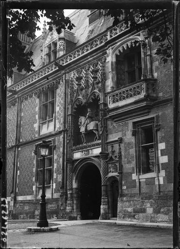 Entrée principale de l'Aile Louis XII, statue équestre de Louis XII