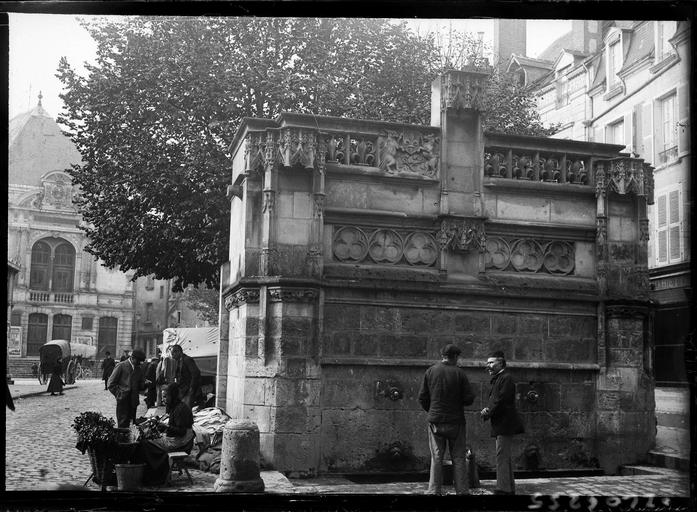 Ensemble sur place, promeneurs et étals de marchands