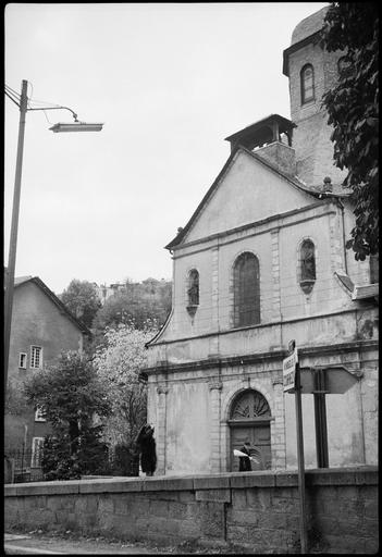 Façade sur rue, personnages