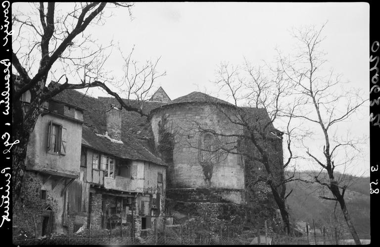 Abside et maison ancienne