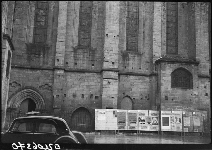 Façade latérale, partie inférieure avec panneaux d'affichage électoral